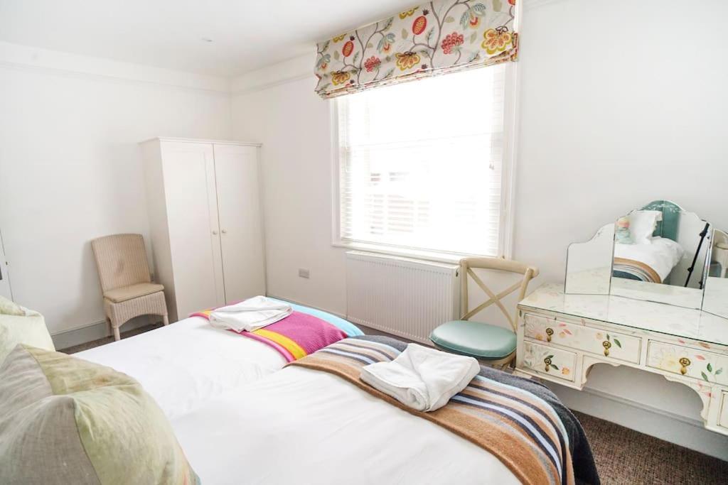 Paskins, Cowes - Sleeps 4 - 2 Bed - 2 Bath - Central Location מראה חיצוני תמונה